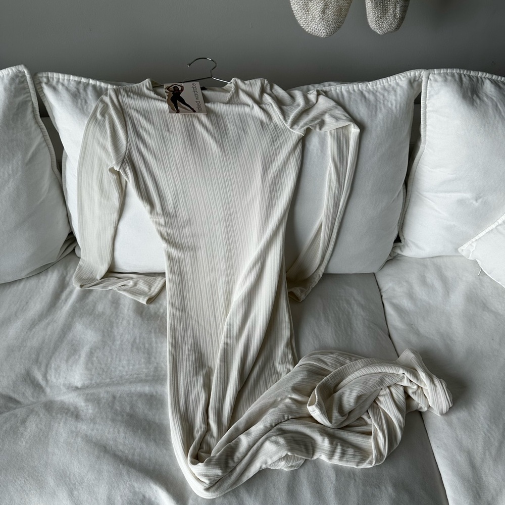 Elegant Cream Long Sleeve Nightgown
